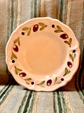 Plato hondo decorado con olivas